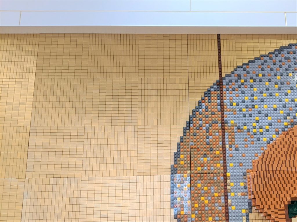 レゴブロックで作られた作品「風神雷神図屏風」の金箔背景の拡大写真