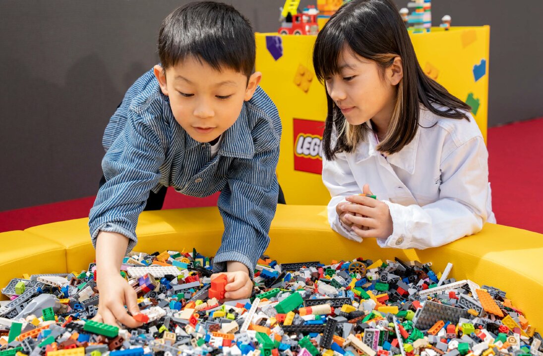 レゴ®ブロックが入ったプールで遊ぶ体験コーナーのイメージ(ららぽーと堺・門真限定)